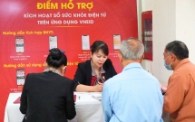 Người dân đến y tế huyện chỉ cần một chiếc điện thoại